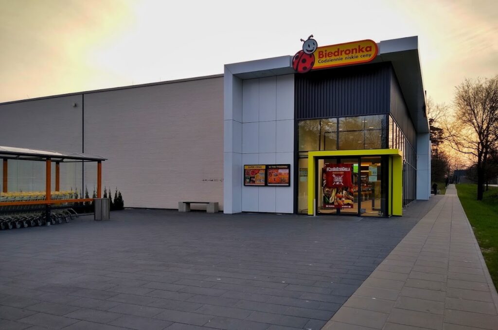 Wejście do budynku usługowego Biedronka