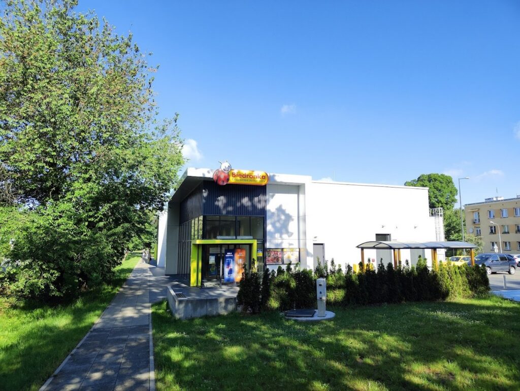 Wejście do budynku usługowego Biedronka