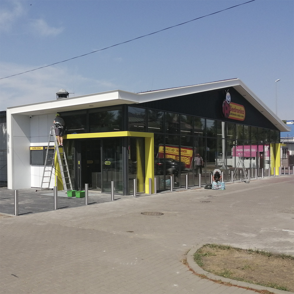prace modernizacyjne budynku usługowego Biedronka